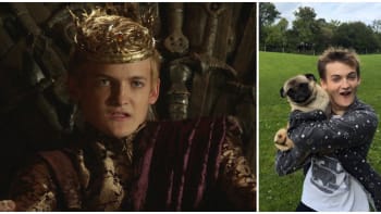 GALERIE: Král Joffrey ze Hry o trůny nevinně obejmul psa! To rozjelo nejkrutější photoshopovou bitvu, jakou internet zažil!