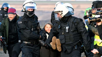 Gretu Thunberg zatkli v Německu. Kvůli čemu protestovala a co jí hrozí?