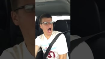 VIDEO: Chtěl se natočit během zpěvu v autě. Místo toho ale vážně naboural!