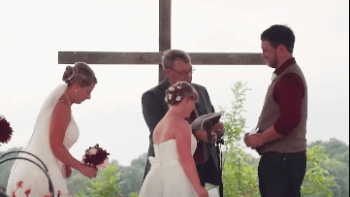 VIDEO: Ženich si během obřadu nechal přivolat nevěstinu sestru. To, co se stalo pak, všechny šokovalo
