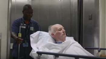 VIDEO: Jeho prací je rozvážet pacienty na pokoje. Záznam z bezpečnostních kamer s ním se ovšem stal obřím virálním hitem
