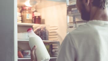ODHALENO: Nikdy nenechávejte mléko ve dveřích lednice. Proč tam podle expertů nepatří?