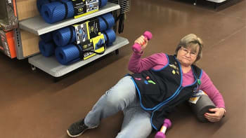 GALERIE: Zaměstnankyně supermarketu sdílí vtipné fotky s produkty. Lidé si zamilovali její humor!