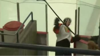 Mladý hokejista předvedl, jak přizabít sám sebe hokejkou – VIDEO