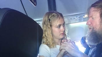 VIDEO: Hluchý a slepý muž se snažil marně dorozumět v letadle. Poté k němu přišla puberťačka, která svým činem dojala internet