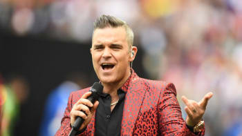 VIDEO: Robbie Williams udělal na mistrovství světa ve fotbale obří skandál, kvůli kterému mu hrozí vězení! Co tak hrozného provedl?