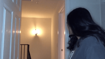 VIDEO: Youtuberka omylem natočila ducha, jak otevírá dveře. Vážně je to skutečné?