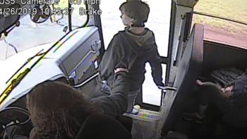 VIDEO: Řidička zachránila chlapce, který vystupoval z autobusu přímo před projíždějící auto. Tyhle záběry vyděsily internet