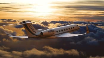 FOTO: Miliardáři slaví! V soukromých letadlech si konečně můžou i zatopit v krbu!