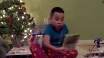 Video: Podívejte se na šílenou reakci chlapce, který nedostal vysněný dárek!