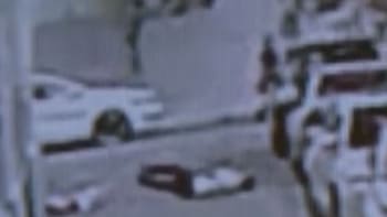 VIDEO: Muž se vrhl pod dítě padající z pátého patra, aby mu zachránil život. Jeho hrdinský zákrok boří internet
