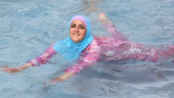 To vypadá na průšvih: Anglický akvapark nařídil na jeden den ženám muslimské burkiny