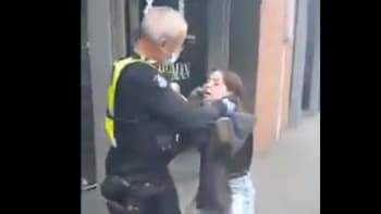 Policista začal dusit ženu, která si nevzala roušku! Jaký trest ho za tuhle nechutnou věc čeká?