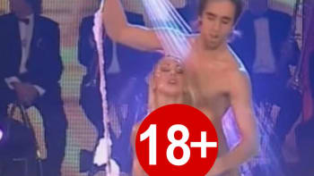VIDEO 18+: Tahle neuvěřitelně sexy striptérka se v živém vysílání svlékla kompletně do naha! Reakce moderátora vás dostane!