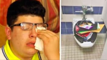 FOTO: Žáci vyhodili batoh hluchého spolužáka do záchodu. Maminka ho potom odhlásila ze školy a...