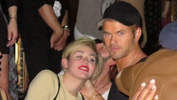 Miley Cyrus a její milenec Kellan Lutz řádili v Las Vegas (FOTOGALERIE z divokého večera)