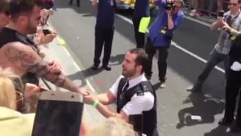 VIDEO: Policista během pochodu homosexuálů požádal svého přítele o ruku! Jak tahle romantika dopadla?