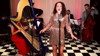 VIDEO: Nenápadná 14 letá dívka zazpívala svou verzi legendárního hitu. A všem vytřela zrak