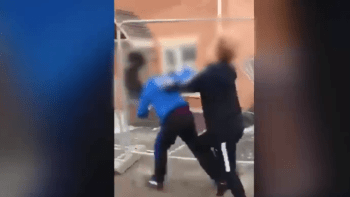 VIDEO: Matka viděla svého syna, kterého brutálně napadla skupinka mladíků. Z těchto drsných záběrů šílí internet