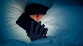 ODHALENO: Tohle se stane s vaším tělem, když těsně před spaním koukáte do mobilu. Dejte si pozor!