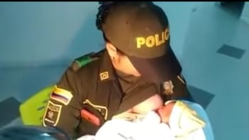 VIDEO: Policistka zachránila život hladovějícímu novorozenci. Sundala si podprsenku a přede všemi ho nakojila!