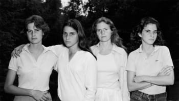 GALERIE: Čtyři sestry pořizovaly 40 let tu samou fotku. Jejich poslední fotografie vás dojme k slzám