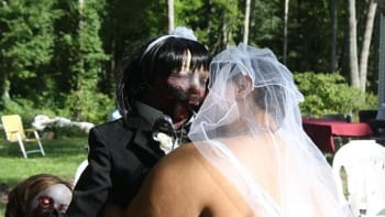 Bizarní svatba ženy s panenkou