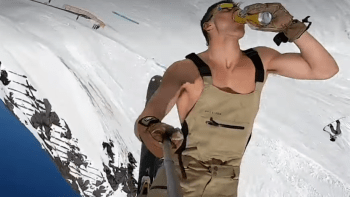 VIDEO: Týpek udělal salto vzad na lyžích, zatímco pil pivo. Většího frajera tenhle týden neuvidíte