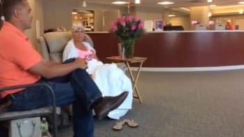 VIDEO: Žena prodělala poslední chemoterapii. Její manžel jí připravil neskutečný dárek!