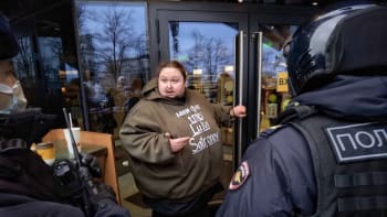 VIDEO: Týpek se připoutal ke dveřím ruské pobočky McDonalds. Proti čemu protestoval?