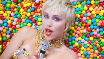 VIDEO: Sexy Miley Cyrus zkouší napodobit rappera 6ix9ine! Vydala svůj nejžhavější klip vůbec?