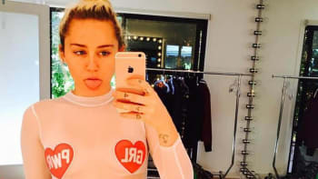 FOTO: Miley dojala fanoušky. Dračice zahrála na romantickou notu a internet se může zbláznit. Co…