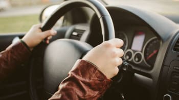 Muž konečně prošel řidičskou zkouškou po 25 letech a 33 pokusech! Co mu celou dobu dělalo největší potíž?