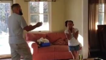 VIDEO, které vám spraví náladu: Táta s dcerou rozjeli hip-hopovou bitvu v obýváku