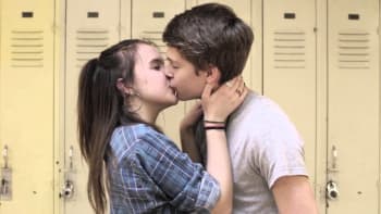 Kiss me - Reakce 8 párů teenagerů, když se mají políbit před kamerou, vás dostanou