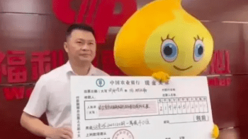 FOTO: Muž vyhrál v loterii a rozhodl se o tom neříct svojí rodině. Má pro to tenhle bizarní důvod