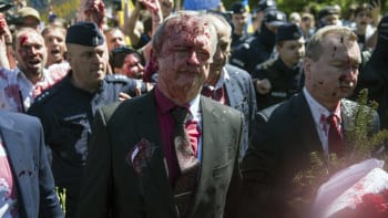 GALERIE: Drsné přivítání ruského diplomata v Polsku! Lidé ho na hřbitově polili barvou krve