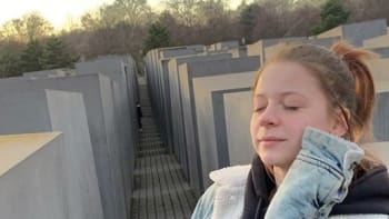 GALERIE: Youtuberka Mína se fotila u Památníku holocaustu, lidé jí nadávají za neuctivé pózy. Vážně to přehnala?