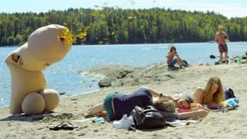 VIDEO: Na pláži pobíhá obří penis a stříká na lidi flitry. Proč?!