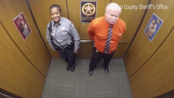 VIDEO: Policisté zapomněli na bezpečnostní kamery. Když se zavřely dveře výtahu, dělo se něco neskutečného!