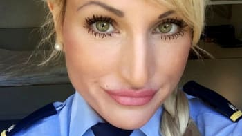 GALERIE: Z bývalé policistky je sexy blonďatá domina! Nechali byste se svázat?