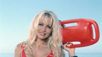 GALERIE: Víte, jak dnes vypadá prsatice Pamela Anderson? Sexbombu z Pobřežní hlídky už nepřipomíná