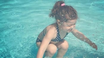 FOTO: Optická iluze, z které šílí internet! Je holčička pod vodou, nebo nad vodou?