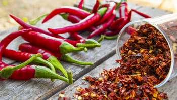 Studie radí jíst chilli papričky čtyřikrát týdně. Před jakou nebezpečnou nemocí vás to ochrání?