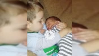 VIDEO: Tohle vás dojme! Chlapec (3) opatruje svého novorozeného bratra