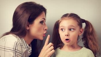ODHALENO: Nevinné lži mohou děti v dospělosti poškodit, odhalila studie. Proč je lepší nemazat jim med kolem pusy?
