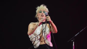 GALERIE: Miley Cyrus to opět rozjela! Žhavá zpěvačka obšťastnila fanoušky sexy výstřihem