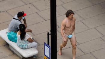ODHALENO: Muž se po centru Londýna procházel nahý. Nádobíčko si zakrýval jen rouškou!