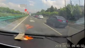 VIDEO: Žena zastavila auto uprostřed dálnice poté, co jí explodoval mobil s padělanou baterkou. Tohle se může stát i vám!