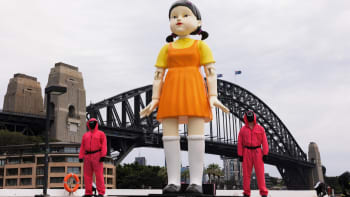 VIDEO: Obří vražedná panenka ze Hry na oliheň se objevila v Austrálii. Podívejte se, jak se jí lidé báli